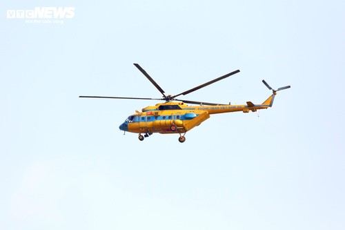 Phi đội trực thăng tập luyện, sẵn sàng cho Lễ kỷ niệm 50 năm Giải phóng Miền Nam - ảnh 13