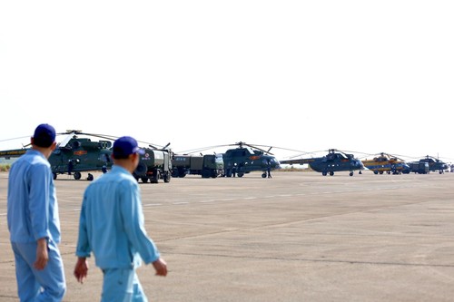 Phi đội trực thăng tập luyện, sẵn sàng cho Lễ kỷ niệm 50 năm Giải phóng Miền Nam - ảnh 1