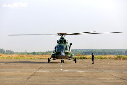 Phi đội trực thăng tập luyện, sẵn sàng cho Lễ kỷ niệm 50 năm Giải phóng Miền Nam - ảnh 2