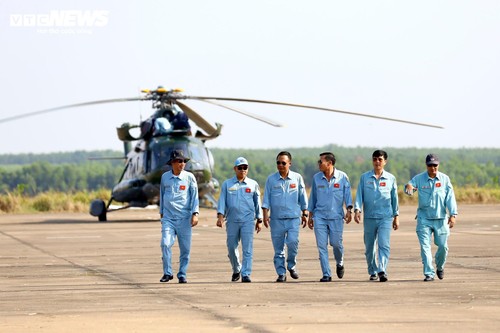 Phi đội trực thăng tập luyện, sẵn sàng cho Lễ kỷ niệm 50 năm Giải phóng Miền Nam - ảnh 6