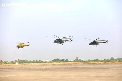 Phi đội trực thăng tập luyện, sẵn sàng cho Lễ kỷ niệm 50 năm Giải phóng Miền Nam - ảnh 9