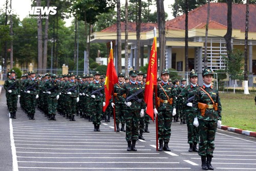 Nữ quân nhân mang trang phục nặng hơn 6kg tập luyện cho lễ diễu binh ngày 30/4 - ảnh 10