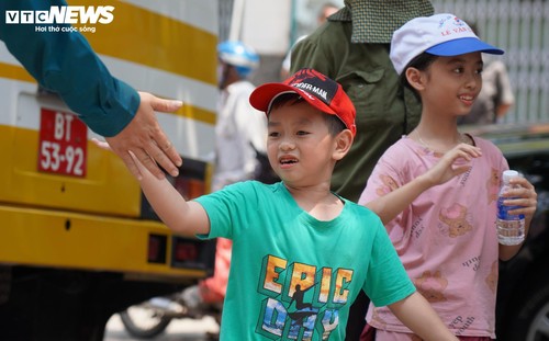 Người Đồng Nai đón chuyến tàu đặc biệt chở đoàn diễu binh, diễu hành vào miền Nam - ảnh 10