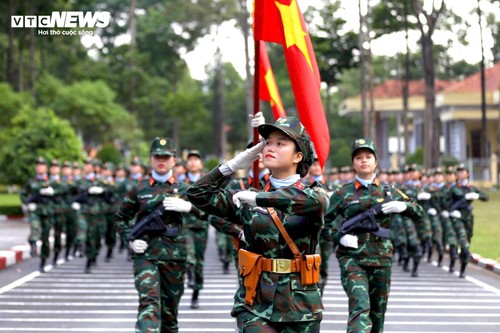 Nữ quân nhân mang trang phục nặng hơn 6kg tập luyện cho lễ diễu binh ngày 30/4 - ảnh 11