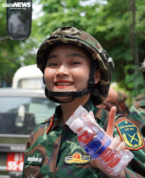 Người Đồng Nai đón chuyến tàu đặc biệt chở đoàn diễu binh, diễu hành vào miền Nam - ảnh 12