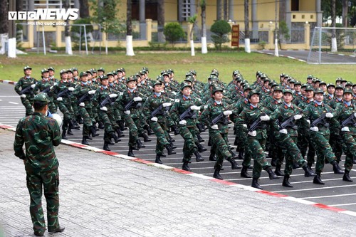 Nữ quân nhân mang trang phục nặng hơn 6kg tập luyện cho lễ diễu binh ngày 30/4 - ảnh 12