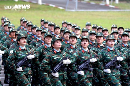 Nữ quân nhân mang trang phục nặng hơn 6kg tập luyện cho lễ diễu binh ngày 30/4 - ảnh 13