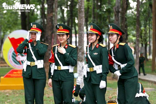 Nữ quân nhân mang trang phục nặng hơn 6kg tập luyện cho lễ diễu binh ngày 30/4 - ảnh 14