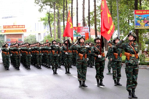 Nữ quân nhân mang trang phục nặng hơn 6kg tập luyện cho lễ diễu binh ngày 30/4 - ảnh 1