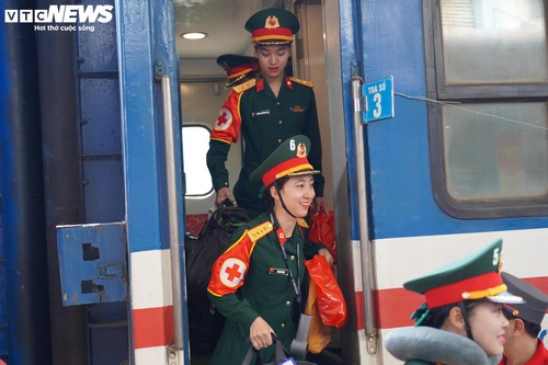 Người Đồng Nai đón chuyến tàu đặc biệt chở đoàn diễu binh, diễu hành vào miền Nam - ảnh 1