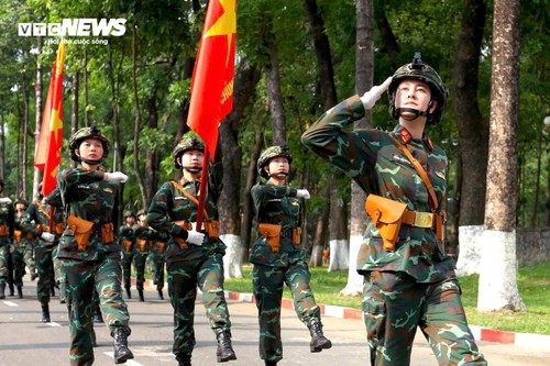 Nữ quân nhân mang trang phục nặng hơn 6kg tập luyện cho lễ diễu binh ngày 30/4 - ảnh 2