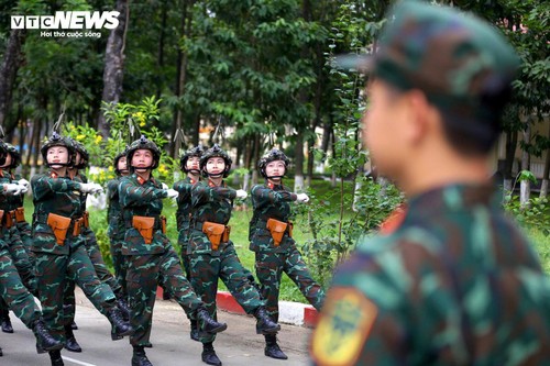 Nữ quân nhân mang trang phục nặng hơn 6kg tập luyện cho lễ diễu binh ngày 30/4 - ảnh 3