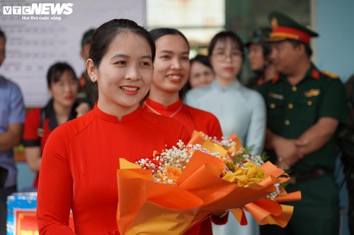 Người Đồng Nai đón chuyến tàu đặc biệt chở đoàn diễu binh, diễu hành vào miền Nam - ảnh 3