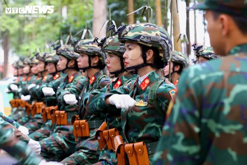 Nữ quân nhân mang trang phục nặng hơn 6kg tập luyện cho lễ diễu binh ngày 30/4 - ảnh 4