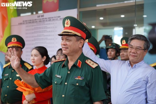 Người Đồng Nai đón chuyến tàu đặc biệt chở đoàn diễu binh, diễu hành vào miền Nam - ảnh 4