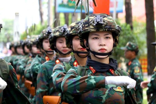 Nữ quân nhân mang trang phục nặng hơn 6kg tập luyện cho lễ diễu binh ngày 30/4 - ảnh 5