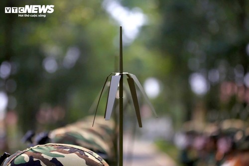 Nữ quân nhân mang trang phục nặng hơn 6kg tập luyện cho lễ diễu binh ngày 30/4 - ảnh 6