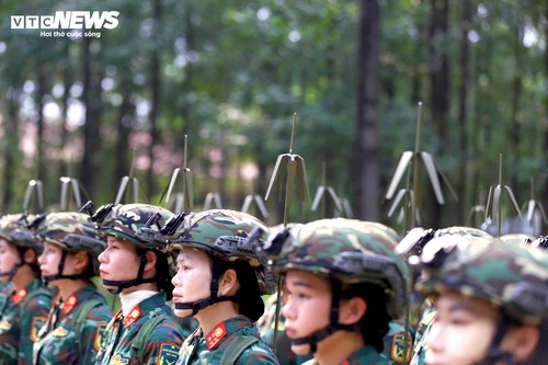 Nữ quân nhân mang trang phục nặng hơn 6kg tập luyện cho lễ diễu binh ngày 30/4 - ảnh 7