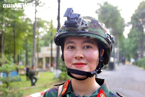 Nữ quân nhân mang trang phục nặng hơn 6kg tập luyện cho lễ diễu binh ngày 30/4 - ảnh 8