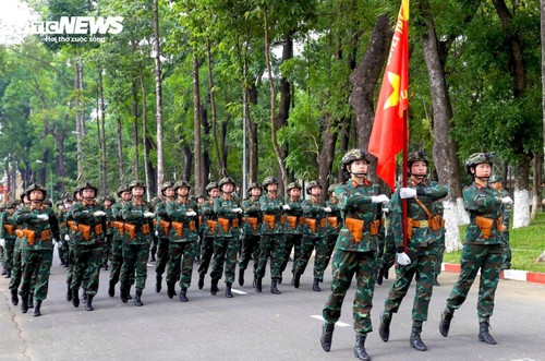 Nữ quân nhân mang trang phục nặng hơn 6kg tập luyện cho lễ diễu binh ngày 30/4 - ảnh 9