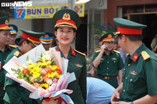 Người Đồng Nai đón chuyến tàu đặc biệt chở đoàn diễu binh, diễu hành vào miền Nam - ảnh 9