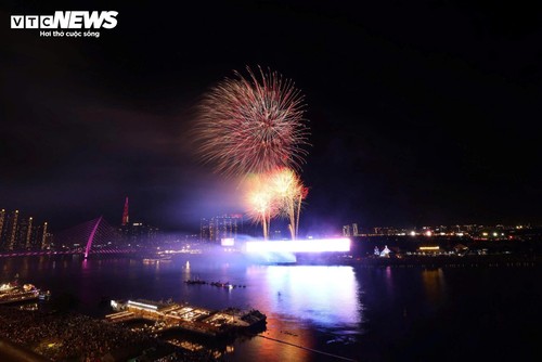 Tòa nhà UBND TP.HCM biến thành bức tranh ánh sáng - ảnh 10