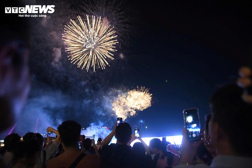 Tòa nhà UBND TP.HCM biến thành bức tranh ánh sáng - ảnh 11