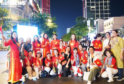 Tòa nhà UBND TP.HCM biến thành bức tranh ánh sáng - ảnh 2