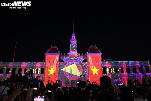 Tòa nhà UBND TP.HCM biến thành bức tranh ánh sáng - ảnh 4