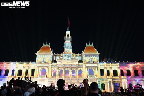 Tòa nhà UBND TP.HCM biến thành bức tranh ánh sáng - ảnh 5