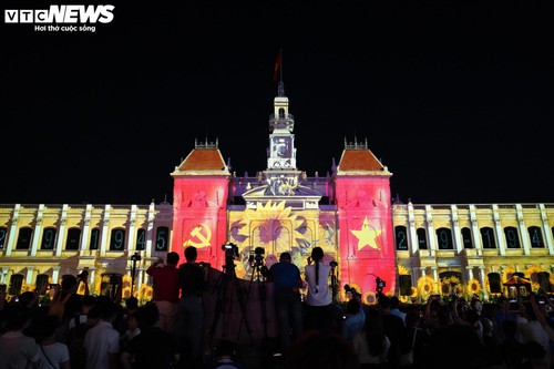 Tòa nhà UBND TP.HCM biến thành bức tranh ánh sáng - ảnh 6