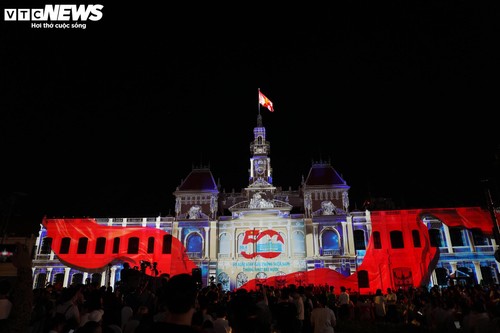 Tòa nhà UBND TP.HCM biến thành bức tranh ánh sáng - ảnh 7