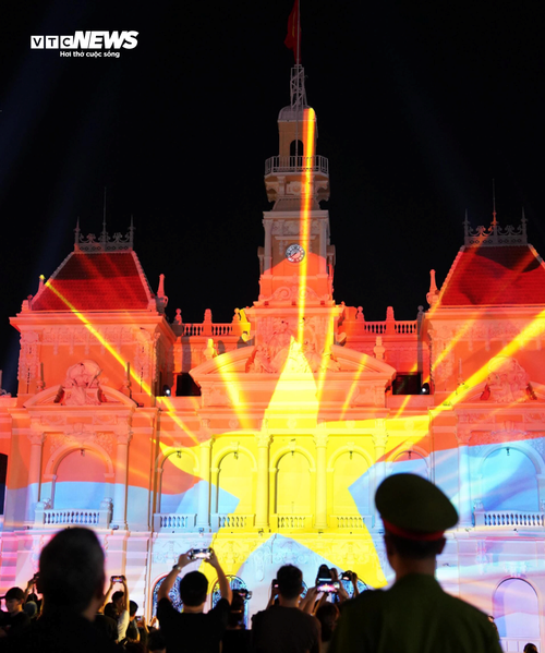 Tòa nhà UBND TP.HCM biến thành bức tranh ánh sáng - ảnh 8