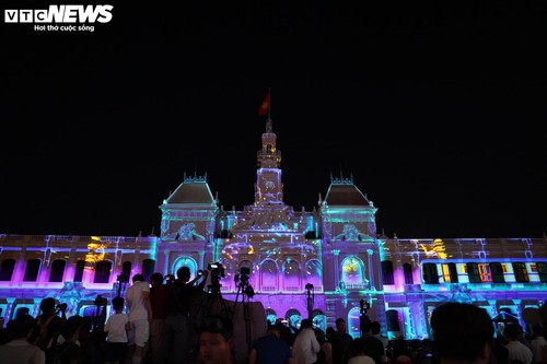 Tòa nhà UBND TP.HCM biến thành bức tranh ánh sáng - ảnh 9