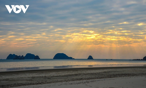 Điểm danh các bãi biển hấp dẫn nhất mùa hè ở Quảng Ninh - ảnh 3