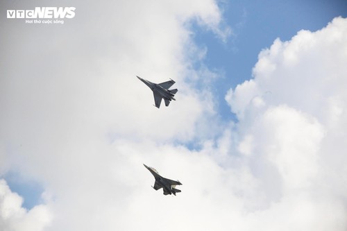 Trực thăng mang cờ đỏ thắm, tiêm kích xé gió trên bầu trời TP.HCM - ảnh 10