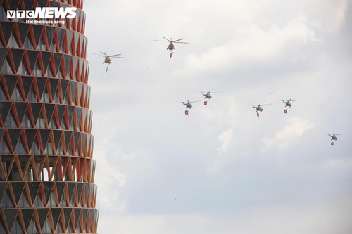 Trực thăng mang cờ đỏ thắm, tiêm kích xé gió trên bầu trời TP.HCM - ảnh 13