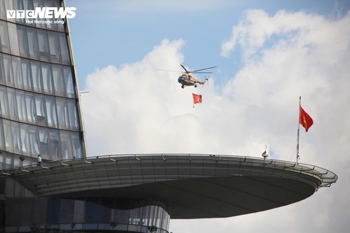 Trực thăng mang cờ đỏ thắm, tiêm kích xé gió trên bầu trời TP.HCM - ảnh 1