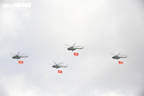 Trực thăng mang cờ đỏ thắm, tiêm kích xé gió trên bầu trời TP.HCM - ảnh 2