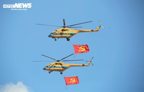 Trực thăng mang cờ đỏ thắm, tiêm kích xé gió trên bầu trời TP.HCM - ảnh 3