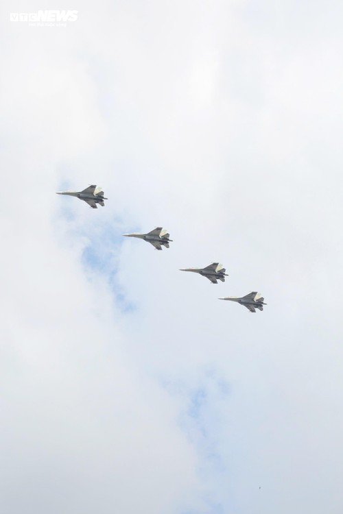 Trực thăng mang cờ đỏ thắm, tiêm kích xé gió trên bầu trời TP.HCM - ảnh 4