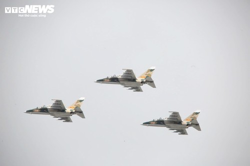 Trực thăng mang cờ đỏ thắm, tiêm kích xé gió trên bầu trời TP.HCM - ảnh 5