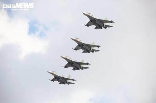 Trực thăng mang cờ đỏ thắm, tiêm kích xé gió trên bầu trời TP.HCM - ảnh 6