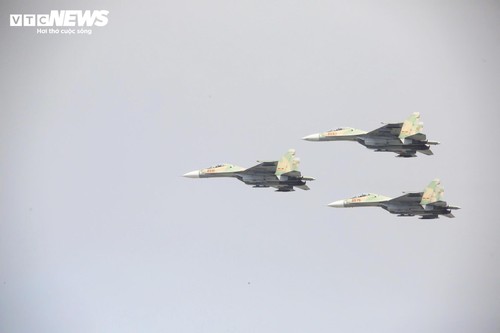 Trực thăng mang cờ đỏ thắm, tiêm kích xé gió trên bầu trời TP.HCM - ảnh 7