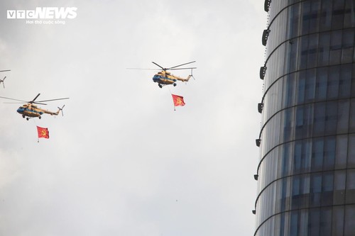 Trực thăng mang cờ đỏ thắm, tiêm kích xé gió trên bầu trời TP.HCM - ảnh 8