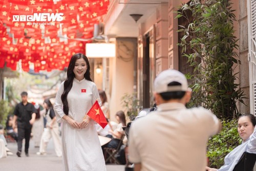 Giới trẻ mặc áo dài, cầm cờ Tổ quốc hào hứng check-in dịp đại lễ 30/4 - ảnh 12