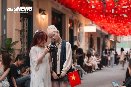 Giới trẻ mặc áo dài, cầm cờ Tổ quốc hào hứng check-in dịp đại lễ 30/4 - ảnh 13