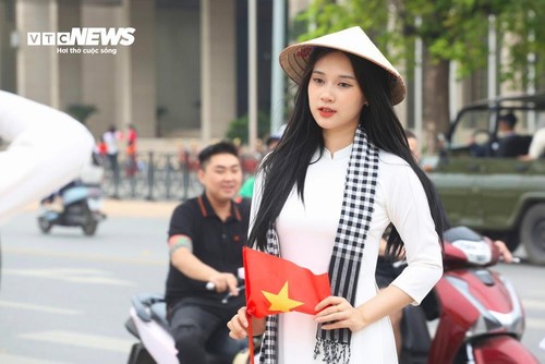 Giới trẻ mặc áo dài, cầm cờ Tổ quốc hào hứng check-in dịp đại lễ 30/4 - ảnh 2