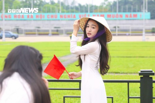 Giới trẻ mặc áo dài, cầm cờ Tổ quốc hào hứng check-in dịp đại lễ 30/4 - ảnh 3