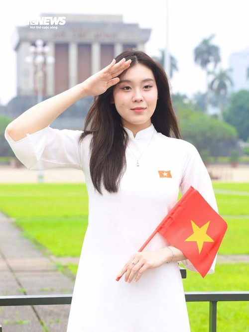 Giới trẻ mặc áo dài, cầm cờ Tổ quốc hào hứng check-in dịp đại lễ 30/4 - ảnh 4